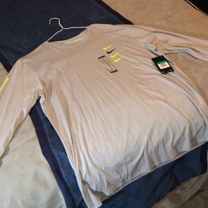 Nike Sportswear Men’s Long Sleeve T-shirt NWT